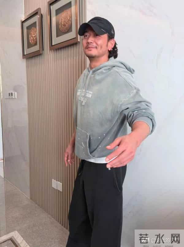 42岁杨烁饭店吃饭，一头长卷毛，胡须都没刮，看起来挺油腻的！