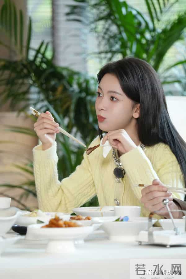 31岁的陈瑶，身穿暖黄小衫+牛仔裤，做起饭来了贤妻良母范啊