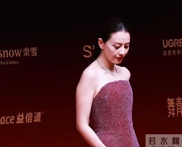 厦门红毯“见光死”，宋轶副乳尴尬，高圆圆皮松肉垮，王丽坤脸胖