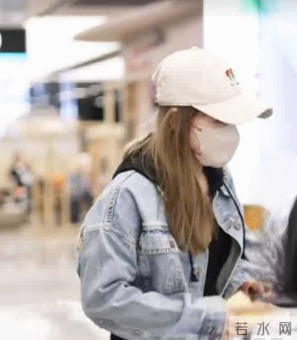 11.28刘诗雯抵达杭州，牛仔外套配帽子尽显休闲洒脱气质