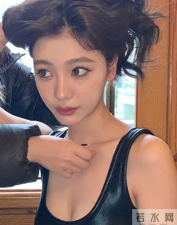 易梦玲穿黑色背心，身材绝好！