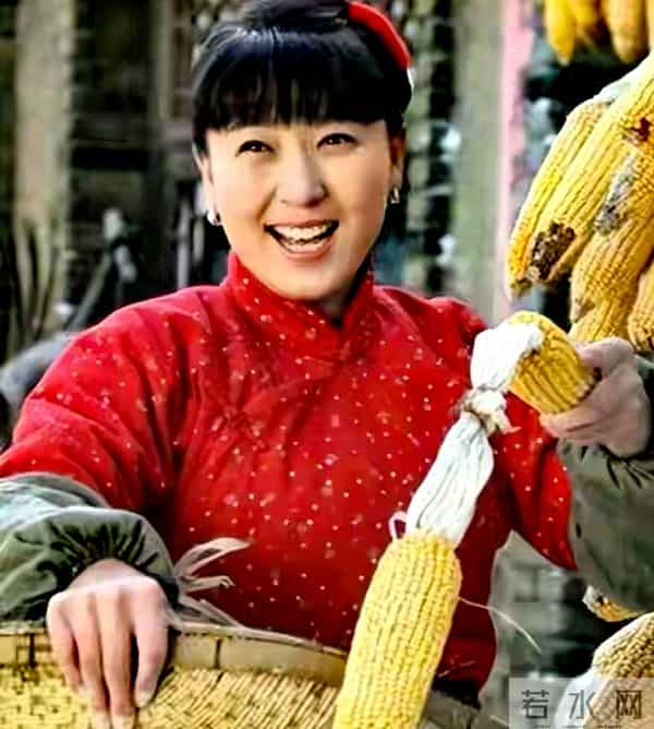 住千万豪宅，却熬夜赚辛苦钱？53岁闫学晶近况，给所有女性提个醒