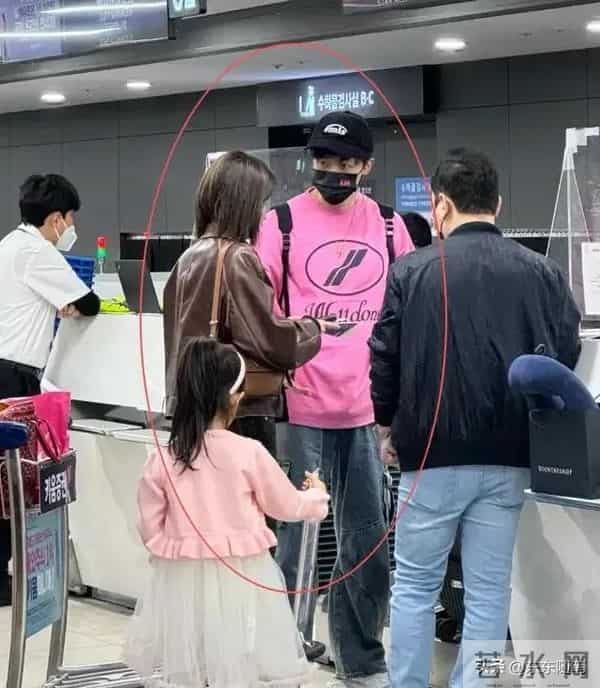 颖儿手机店被偶遇，生图皮松肉垮还歪嘴，穿超短裙腿白嫩还修长