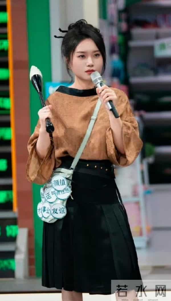 脱口秀女演员李雪琴探店吃米线，身形瘦到变样，有望成下一个贾玲