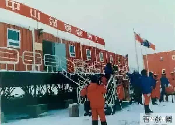 70岁张国立被央媒连刷4次热搜！儿子国外炫富爹爹国内搬砖