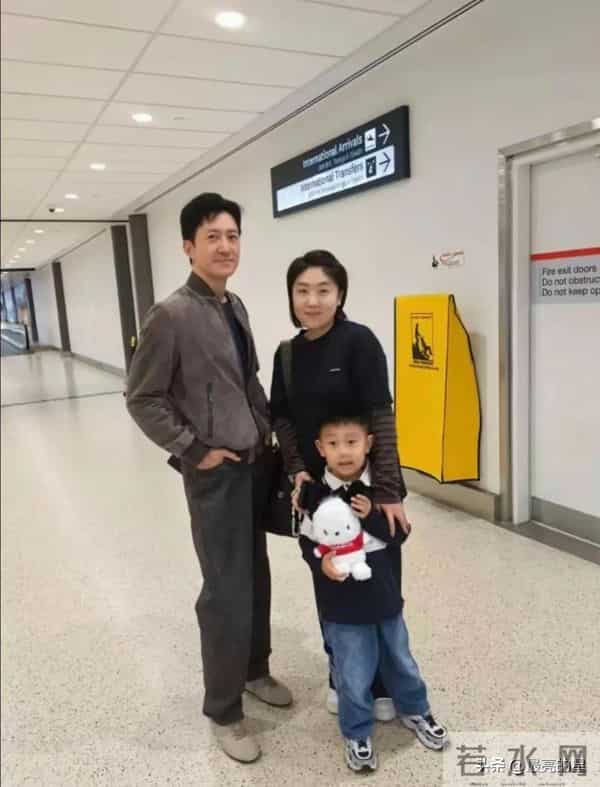 47岁的王阳，他真人看起来好帅气，穿衣非常有型，外表很年轻