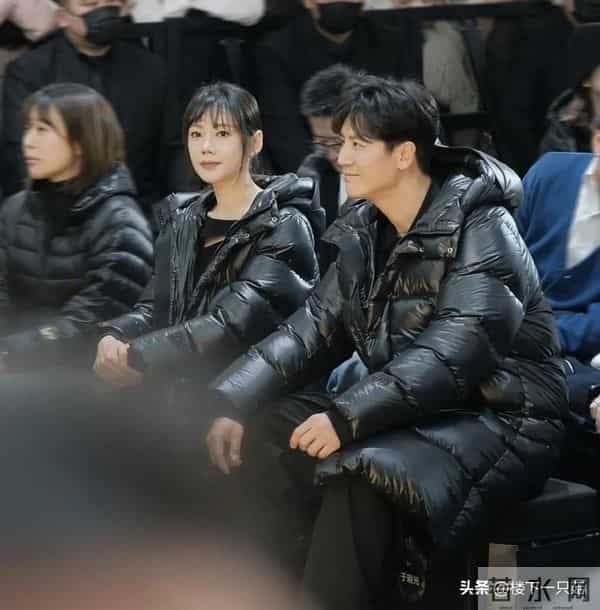 于晓光夫妻合体捞金 46岁秋瓷炫紧身短裙 空气刘海 笑容甜美似少女