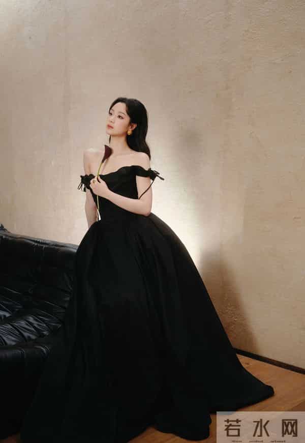 女明星，王小亿 黑色抹胸长裙衬得雪白香肩，很难不心动