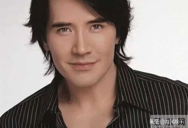 64岁费翔独居英国，房子自带超大花园，母亲去世后养猫为伴不孤单