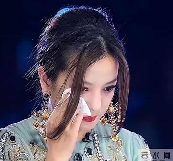 翻身无望！49岁赵薇近况再曝，表弟佘智江被捕，事业婚姻全失败