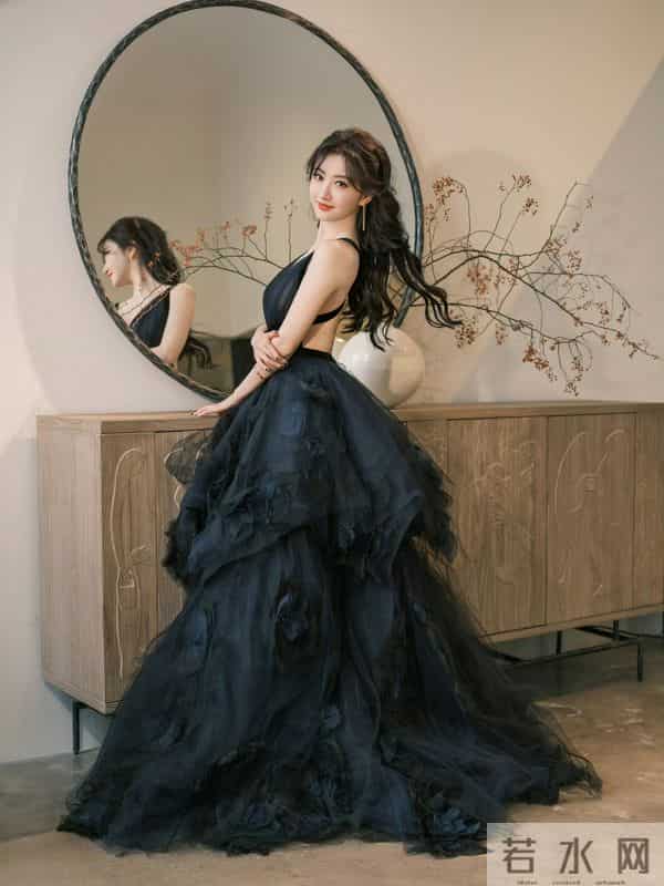 景甜一袭深V露背长裙性感妩媚