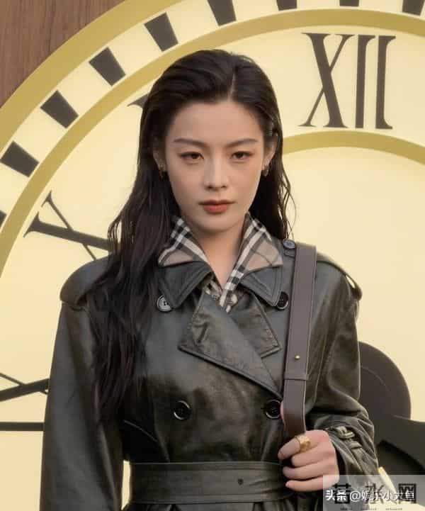 陈丽君现身精品店开幕活动，皮衣配湿发背头，刚柔并济的气质好美