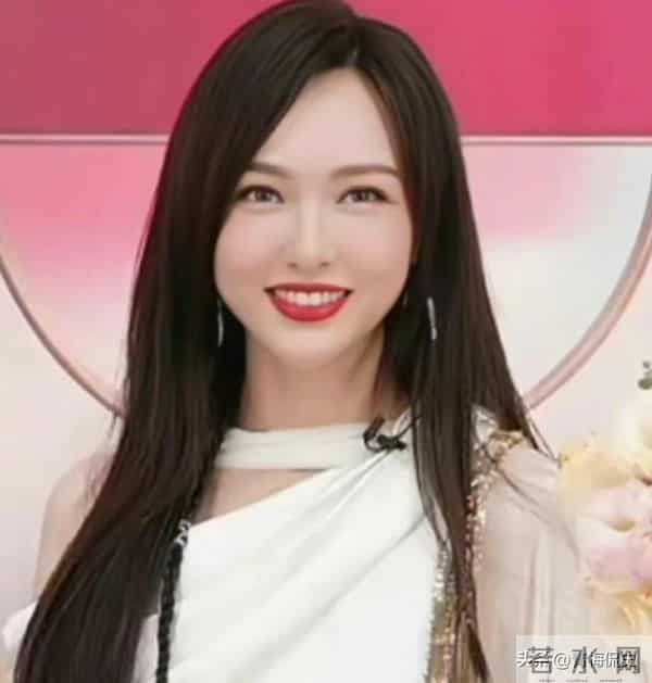 葬礼五天后唐嫣复工，法令纹凹陷状态憔悴，脸肿成发面馒头不敢认