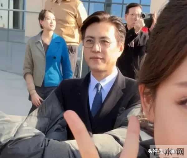 42岁佟丽娅和48岁靳东回中央戏剧学院庆母校75周年 差6岁像两代人