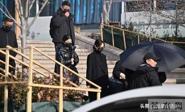 唐嫣现身罗晋父亲葬礼，有3个小细节，透露了俩人如今真实状况