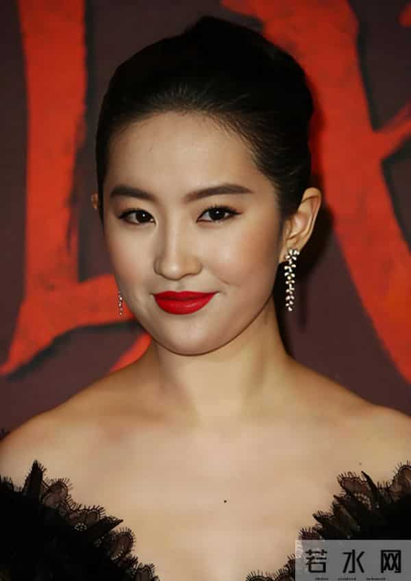 刘亦菲38岁素颜刷屏！斜方肌肿大脸颊饱满，白到发光惊呆网友