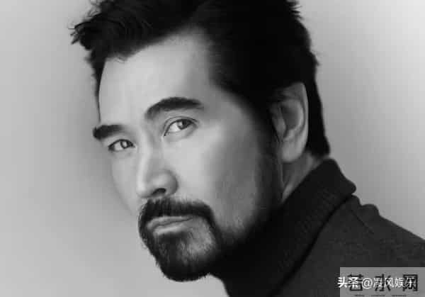 64岁费翔独居英国，房子自带超大花园，母亲去世后养猫为伴不孤单