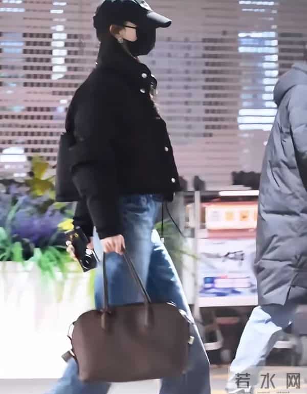 杨幂冬季出行穿搭，黑色短款羽绒绒服加牛仔阔腿裤，既保暖又时尚