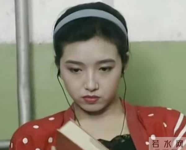 57岁江珊近照曝光，满头白发惹唏嘘：女神老了？