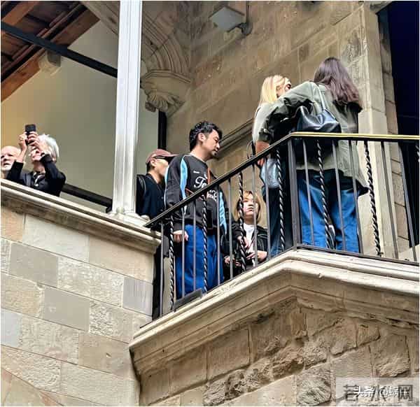 在西班牙偶遇雷佳音，他现实生活中还蛮高的，看起来也挺帅的！