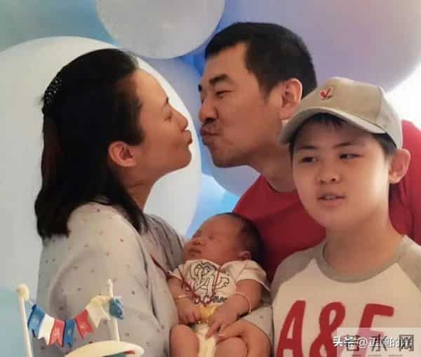 50岁蒋勤勤油光满面 皮肤粗糙 毛孔粗大 腚大肩宽显魁梧 另类一裤两穿