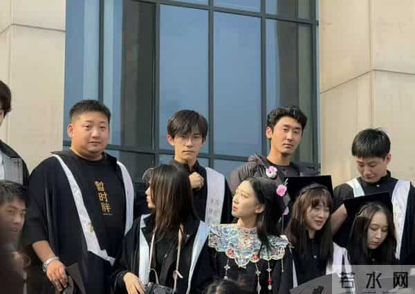 佟丽娅回母校！晒美照庆中戏75周年，依然是校花站C位，靳东也在