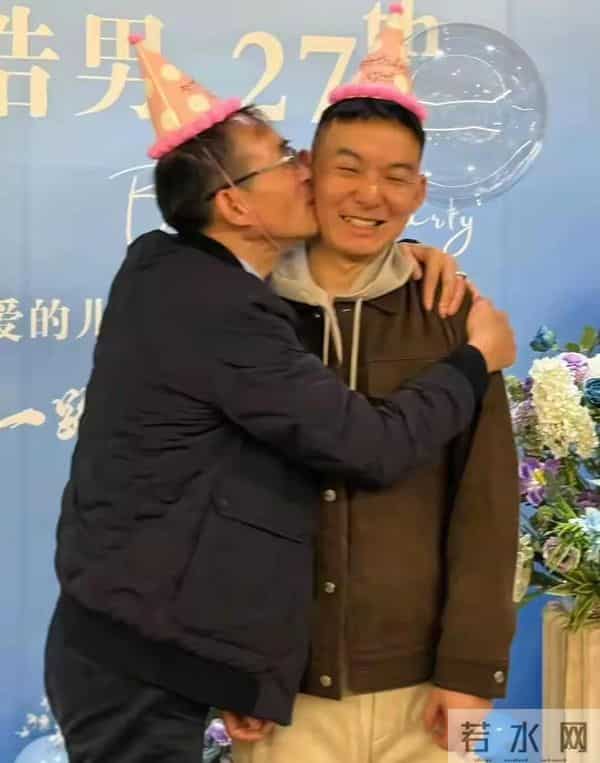 谢岳为浩男庆27岁生日，礼物不贵场面却足够煽情，郑琴现身引热议