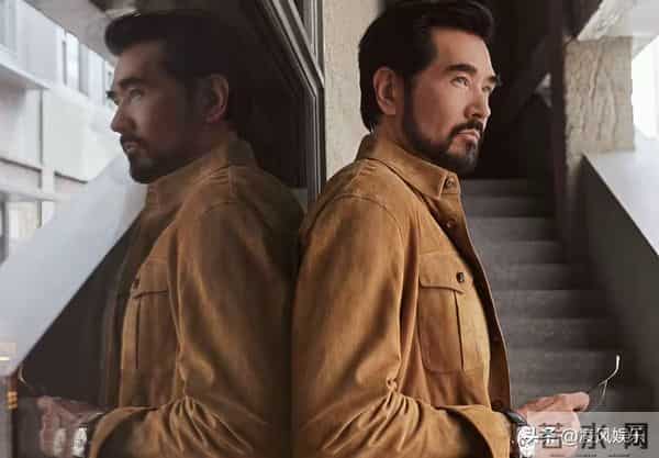 64岁费翔独居英国，房子自带超大花园，母亲去世后养猫为伴不孤单