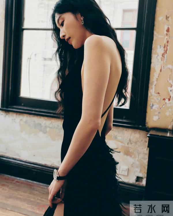 蛇蝎美人张俪终于火了 裸背骨感 身材修长曼妙 腰臀比一绝