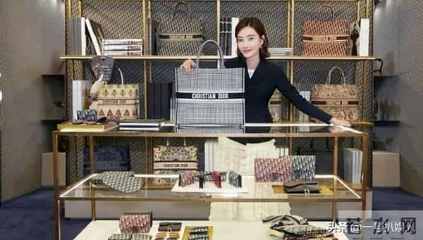 天狂自有人收！王丽坤前夫詹浩礼诈骗14亿，千万豪车奢侈品被拍卖