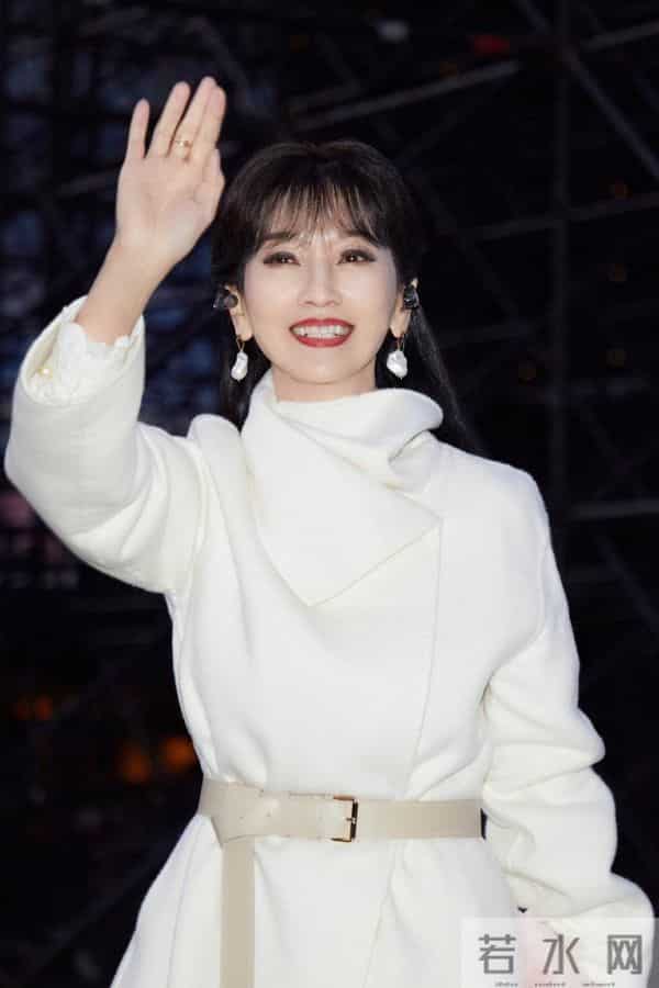 71岁赵雅芝被私生跟踪闯入房间，多次被蹲守冲撞，被迫雇2米保镖