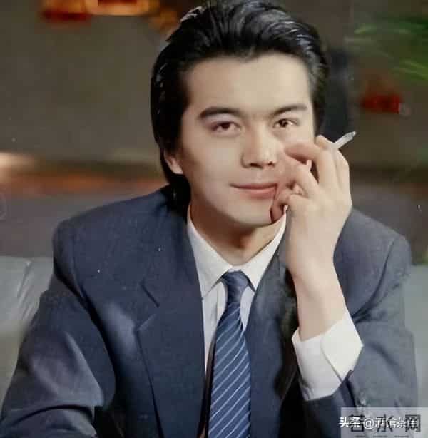 原来他就是许亚军大儿子,中戏毕业1米8大帅哥,和继母长得很像