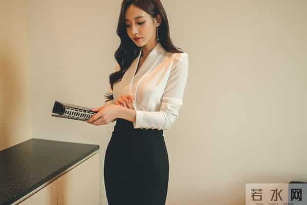 孙允珠『柏木白蜡织纺细腻职场小套裙』