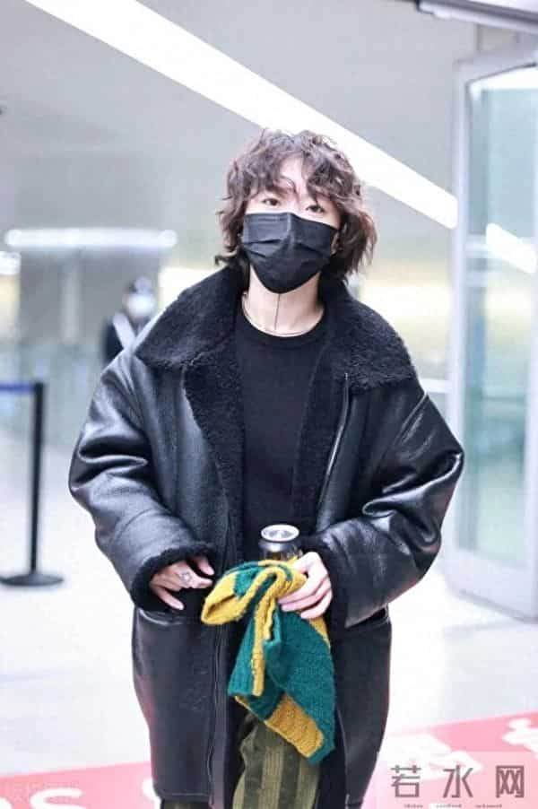 窦靖童穿皮毛外套烫卷发！个性潇洒，气质越来越像王菲