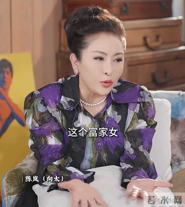 郭碧婷三亚走秀，双目无神被张予曦抢风头，曾曝女儿被同学孤立