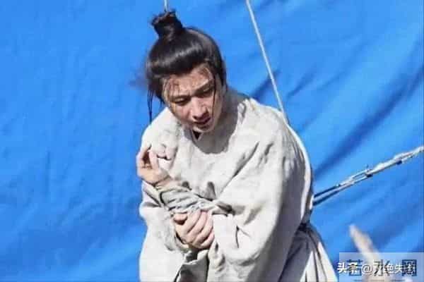 风向变了！35岁成毅拍戏受伤，深夜回应报平安，央媒发文为其撑腰