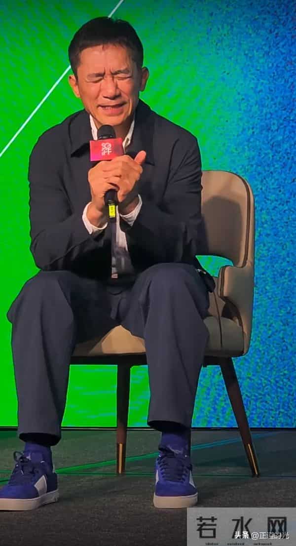 63岁梁朝伟疑社恐发作 紧张到抠手 闭眼面目狰狞 抱紧自己 但眼神迷人