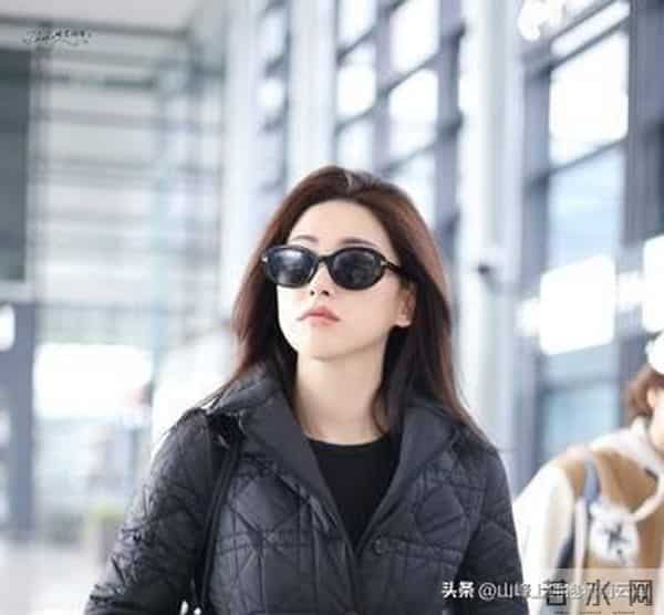 朱珠机场私服穿搭：菱格外套与阔腿裤结合，展现精致随性风格