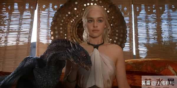 一脱成名的“龙妈”：身材火辣为艺术献身，因裸戏出名却拒绝裸戏