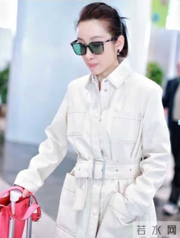 秦海璐机场私服真时髦！穿白色收腰外套+阔腿裤，简约又高级