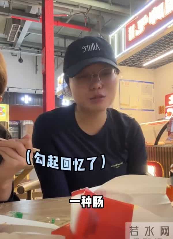 脱口秀女演员李雪琴探店吃米线，身形瘦到变样，有望成下一个贾玲