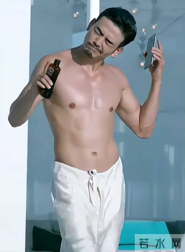 42岁杨烁断崖衰老，生图下脸黑皮松肉垮，走路弯腰驼背没霸总气场