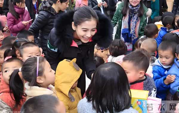 杨颖做公益低调捐款，离婚后婆婆还帮说话，复出靠啥赢回人心？