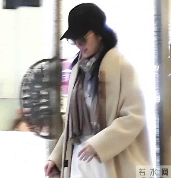 刘亦菲38岁素颜刷屏！斜方肌肿大脸颊饱满，白到发光惊呆网友