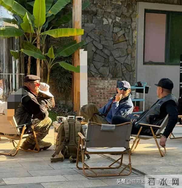 网红大冰在云南大理被偶遇，一边聊天一边抽烟，看起来好悠闲！