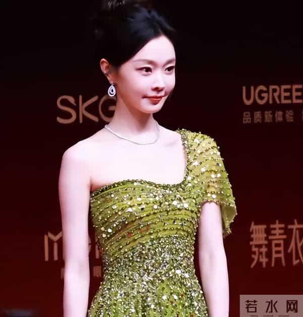 厦门红毯“见光死”，宋轶副乳尴尬，高圆圆皮松肉垮，王丽坤脸胖