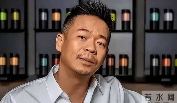 一觉醒来天塌了！57岁演员孙浩当街解手，给内娱男星们敲响了警钟