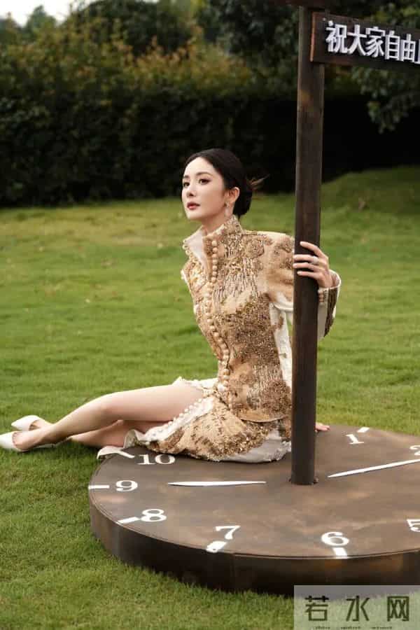 杨幂鎏金旗袍配红底鞋，这腰臀比是女娲炫技吧！
