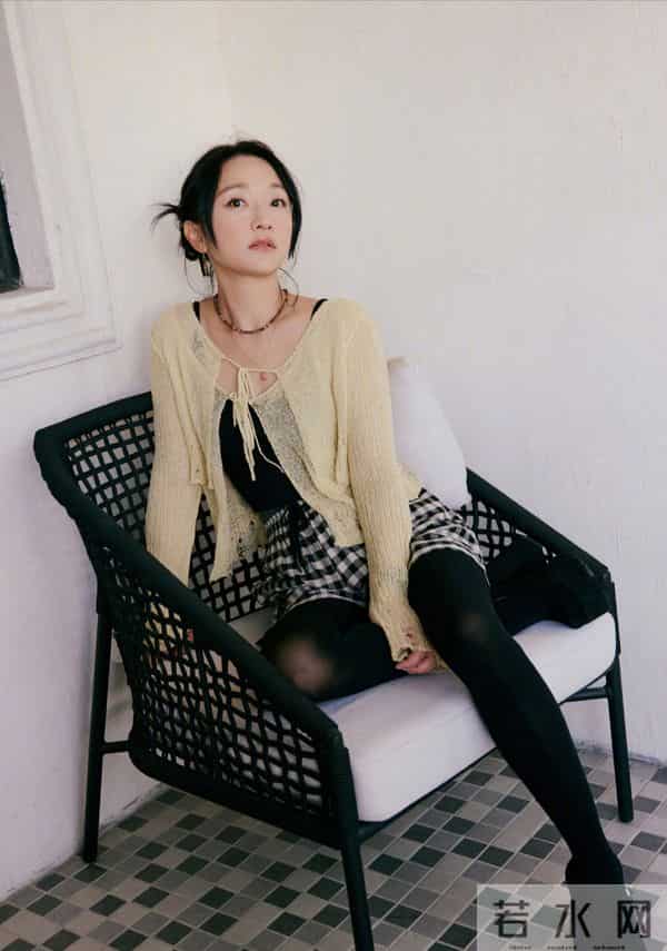 周迅短裤配黑丝袜，娇艳美丽！