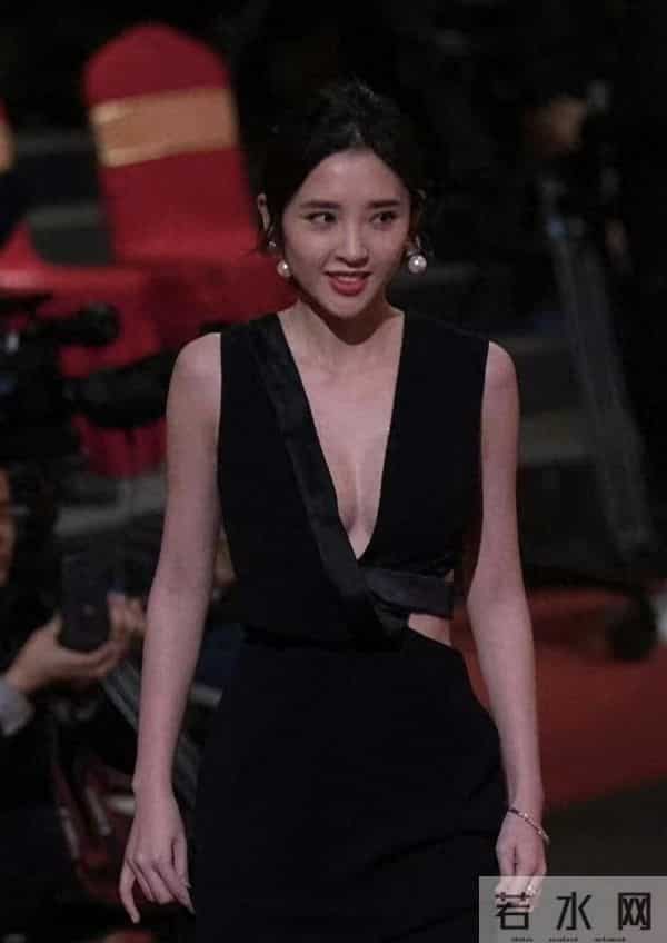 唐艺昕深V秀，美到窒息，张若昀真是好福气